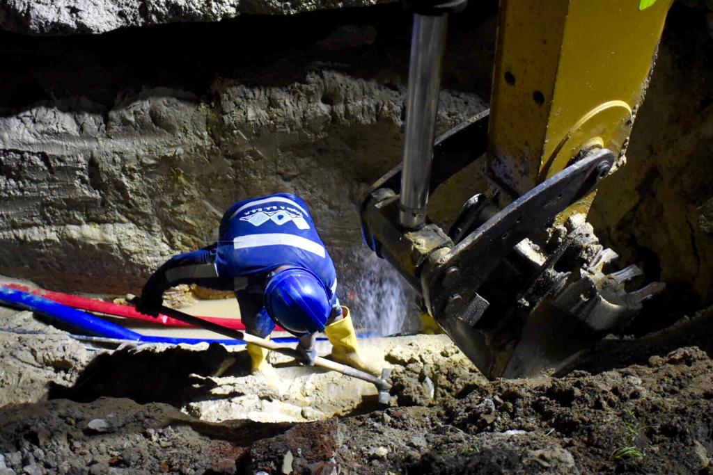 Operarios trabajan en la fuga de agua en la línea de conducción.