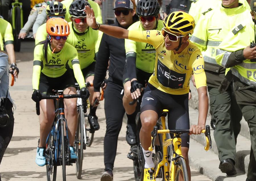 Egan Bernal llegando a la plaza de Zipaquirá.