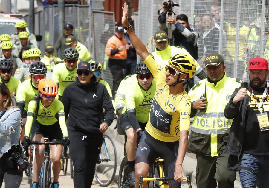El ciclista Egan Bernal saludan a su público.