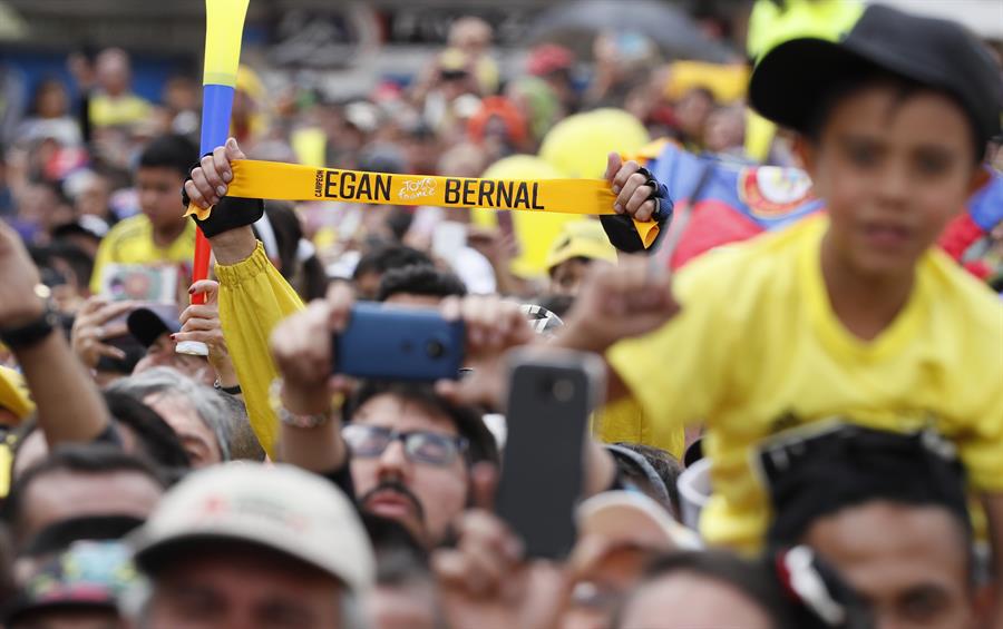 Los niños fueron a ver su ídolo Egan Bernal.
