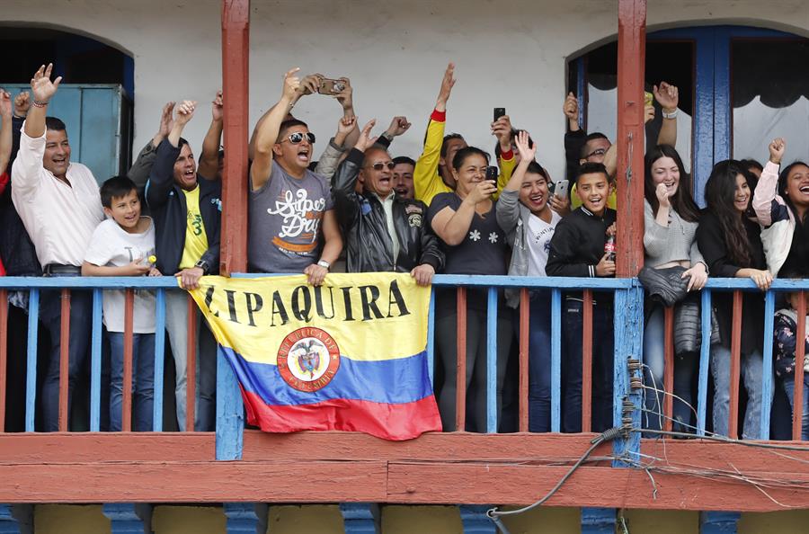 El público zipaquireños ovacionando a su ídolo Egan Bernal.