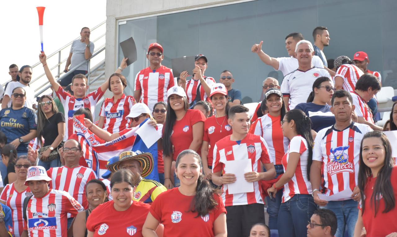 La hinchada rojiblanca en el día del cumpleaños de Junior.