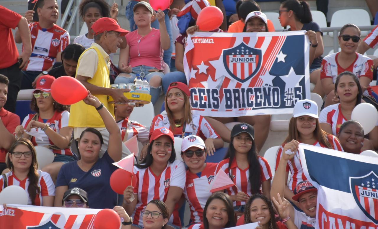 El público apoyó de principio a fin a las Tiburonas de Junior. 