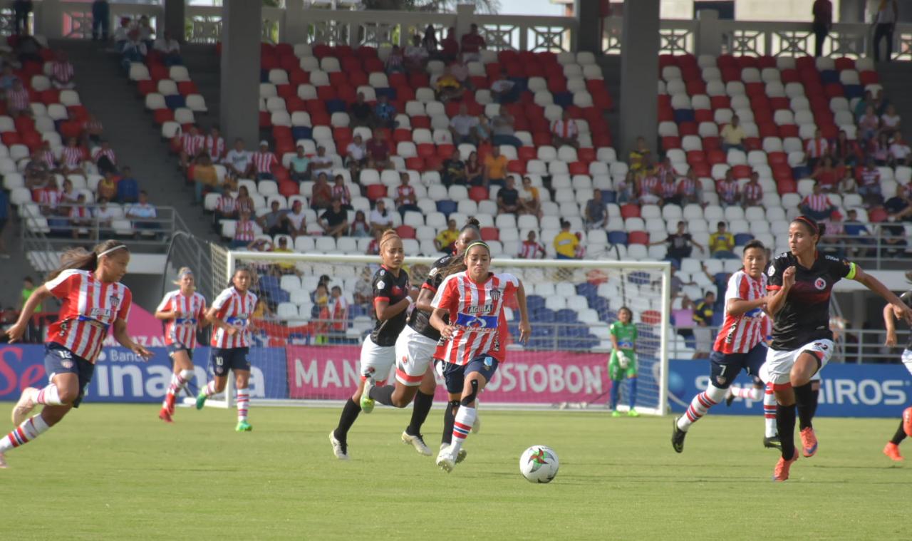 La delantera venezolana Karla Torres sacando ventaja con su velocidad.