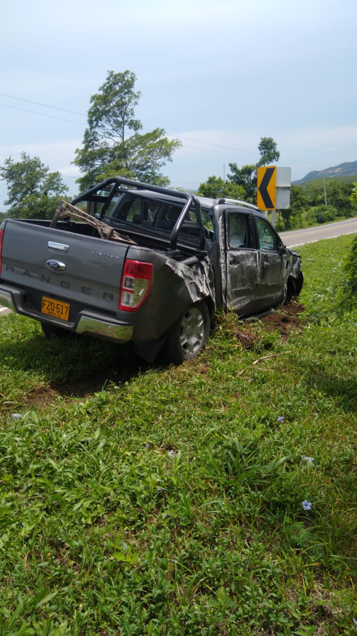 Camioneta que chocó contra un poste.