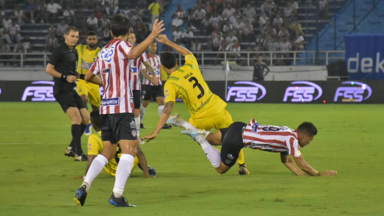 Teófilo Gutiérrez cae ante el rechazo de Jonathan Ávila.