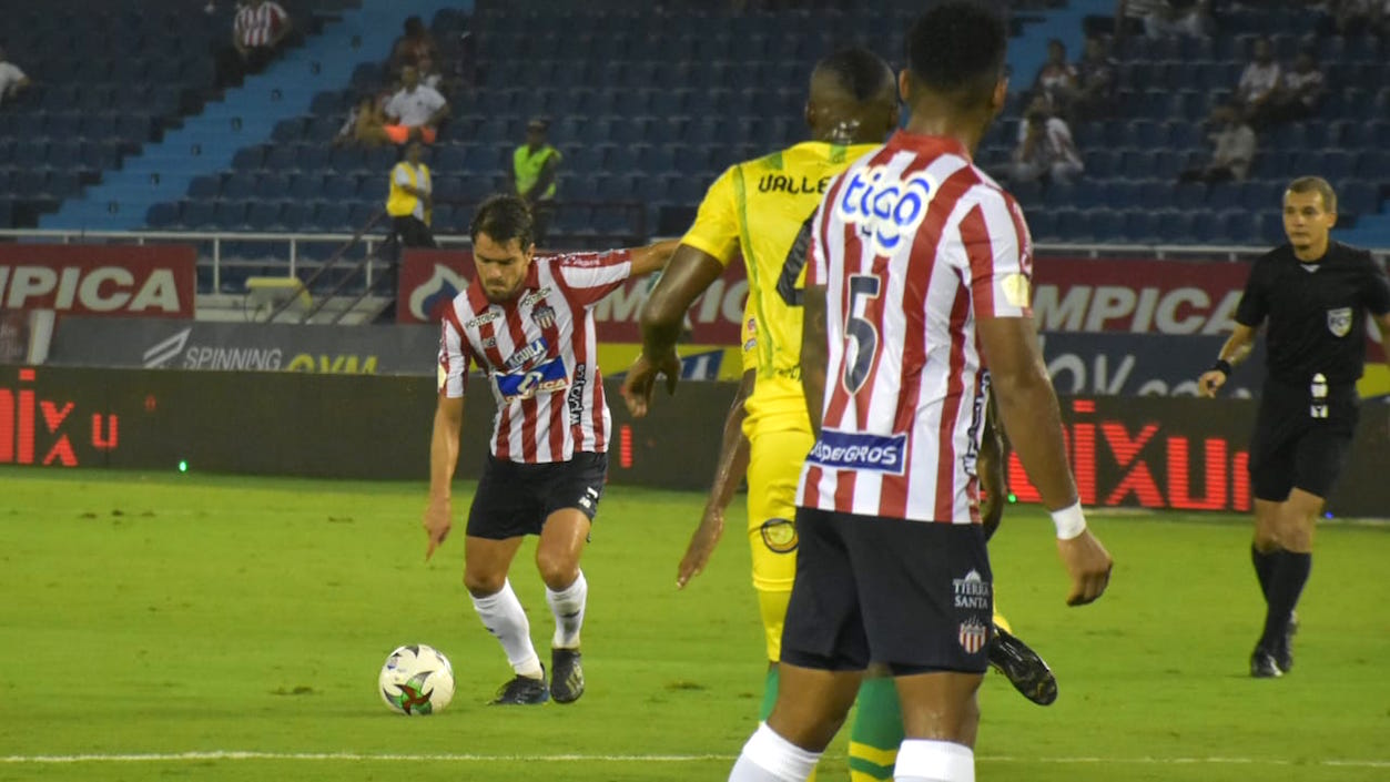 Sebastián Hernández ensayando un remate de larga distancia.