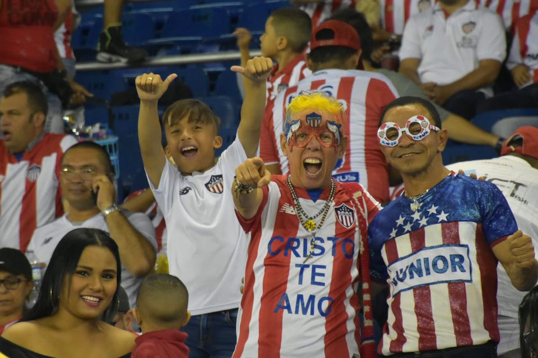 El popular 'Cole' animando en las tribunas.