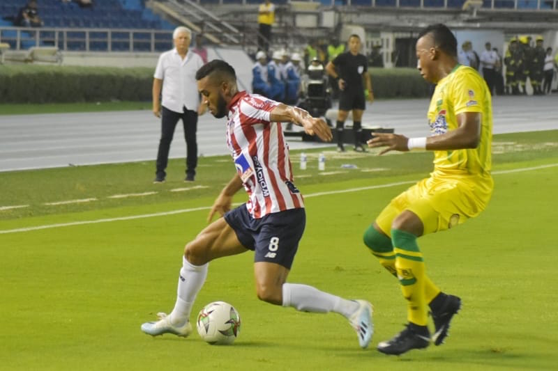 Freddy Hinestroza en jugada ofensiva.