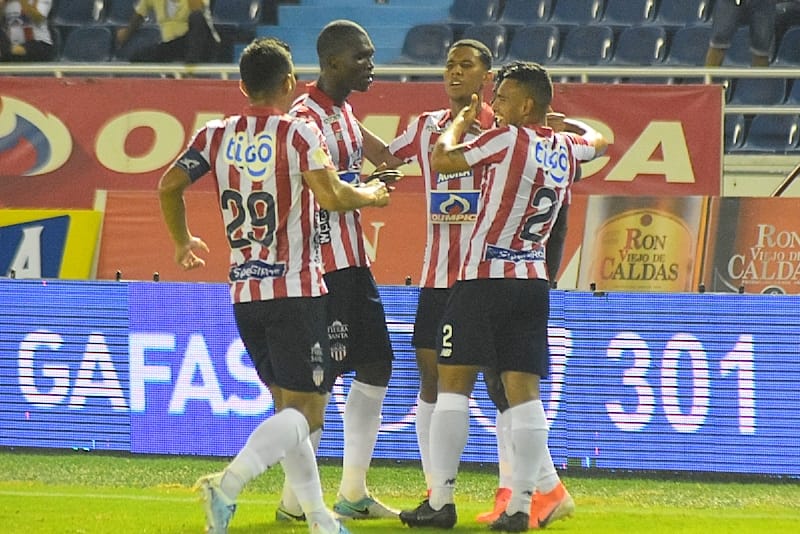 Jugadores del Junior festejando con Edwuin Cetré.