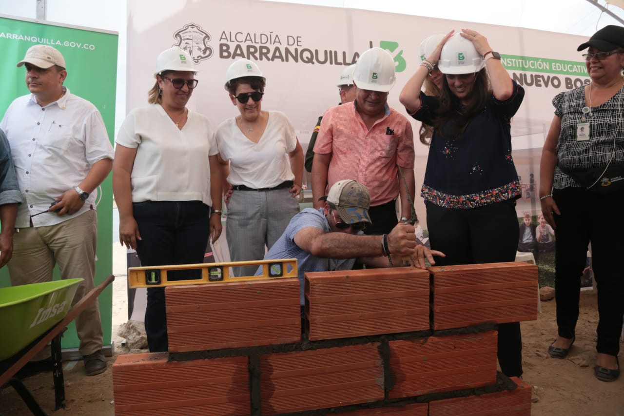 El Alcalde de Barranquilla, Alejandro Char; la secretaria de Educación, Bibiana Rincón y al alta consejera para las Regiones, Karen Abudinen.