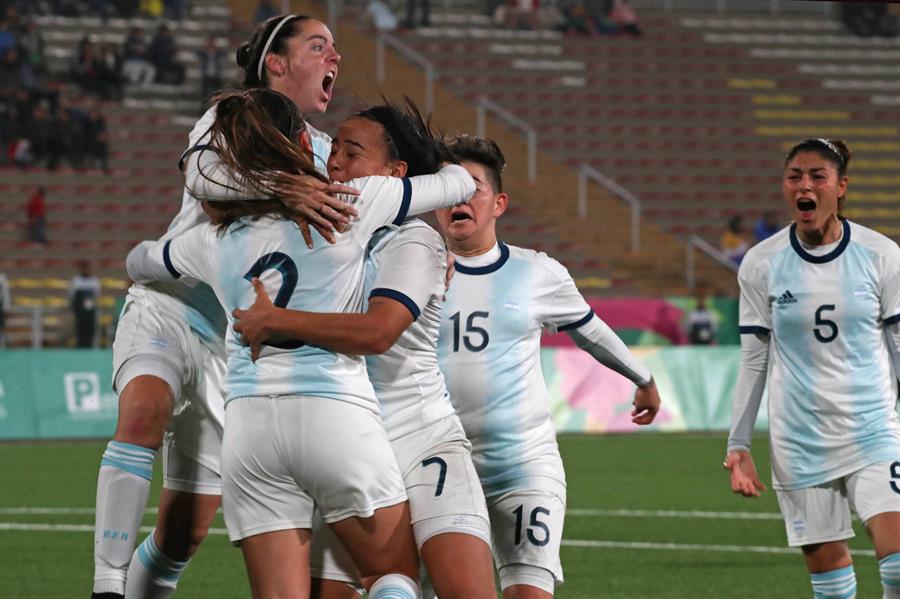 Momento del gol de la defensa argentina Agustina Barroso.