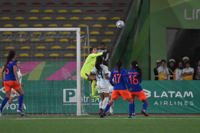 Las argentinas salieron en búsqueda del empate.