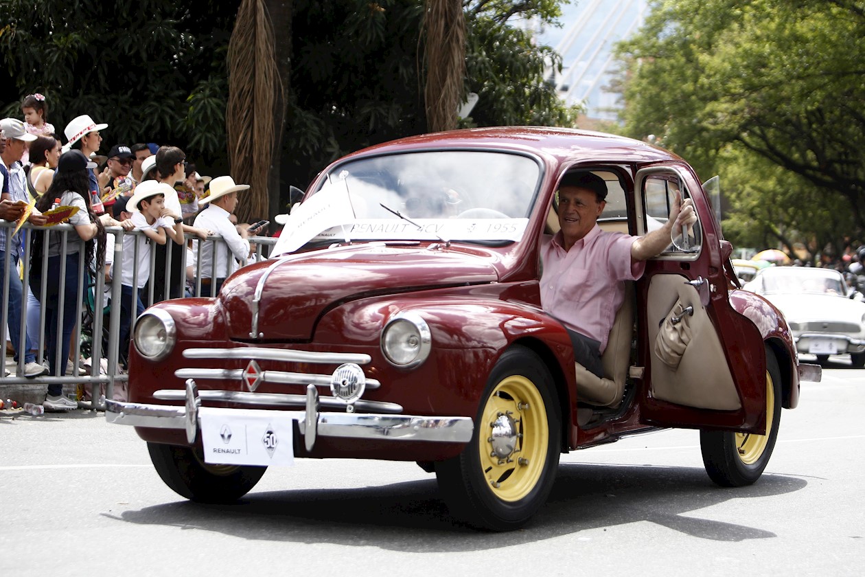 Edición número 24 del Desfile de Autos Clásicos y Antiguos en la Feria de las Flores de Medellín