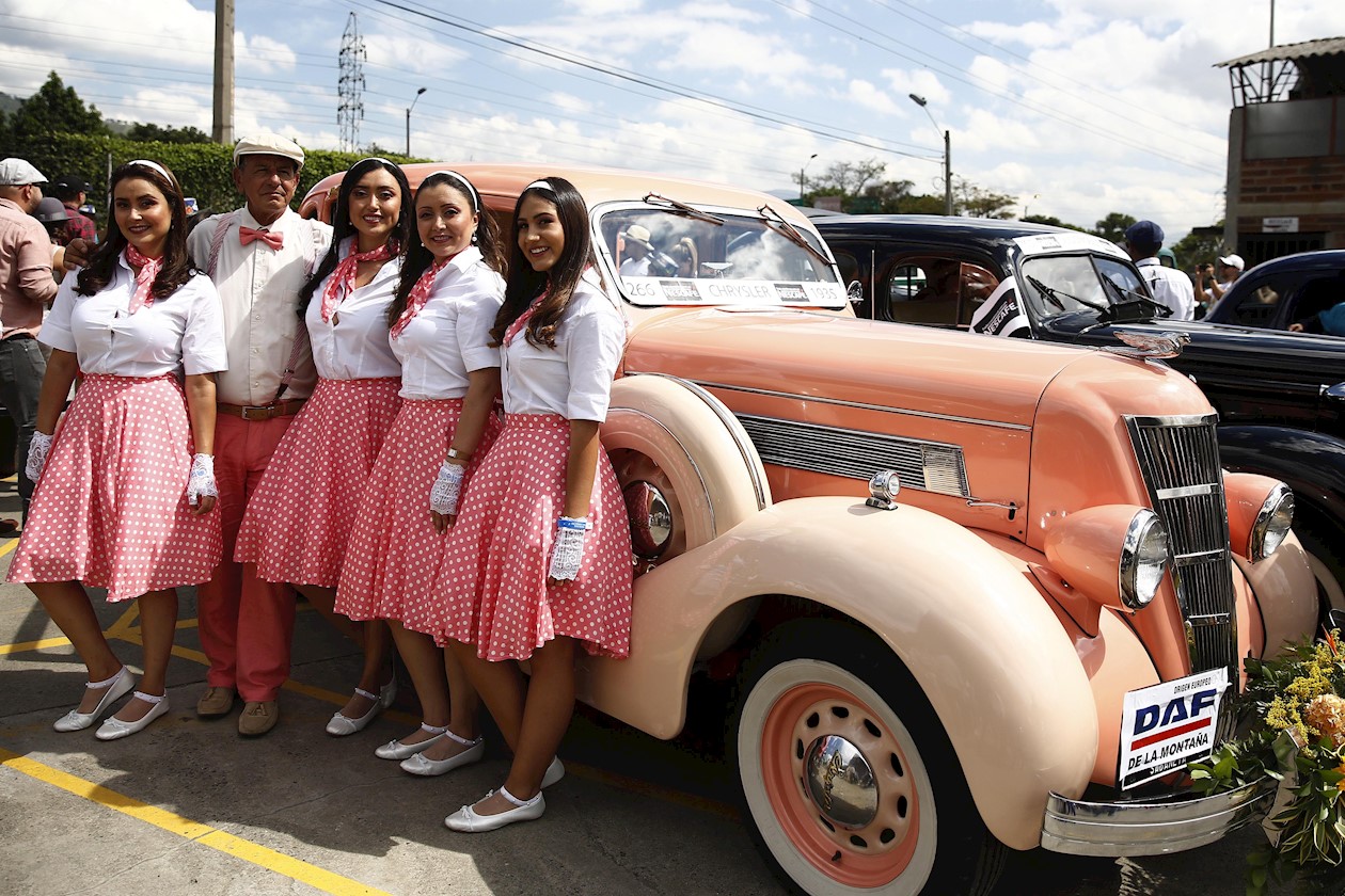 Las personas suelen vestirse con prendas que estuvieron de moda en el pasado.