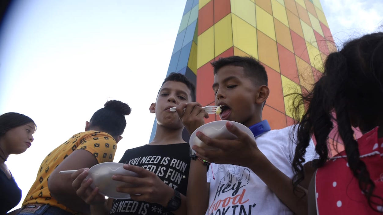 Niños degustando el pudin.