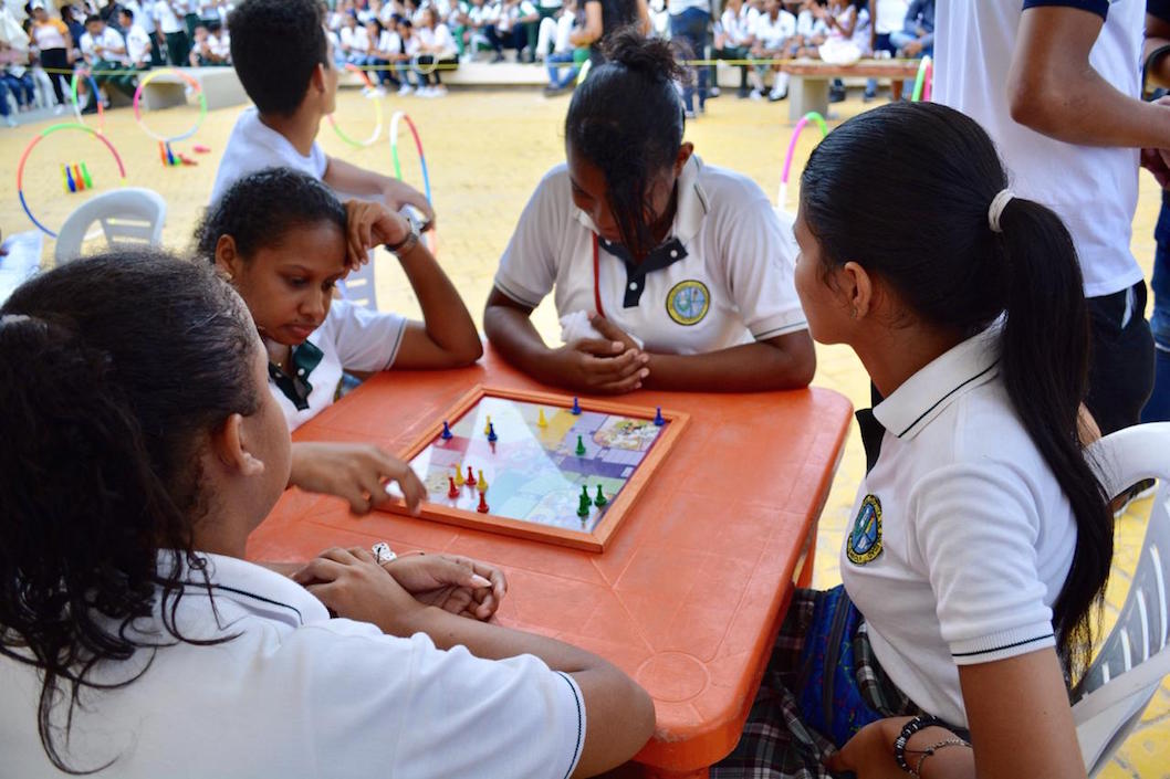 Los jóvenes participando en los juegos.