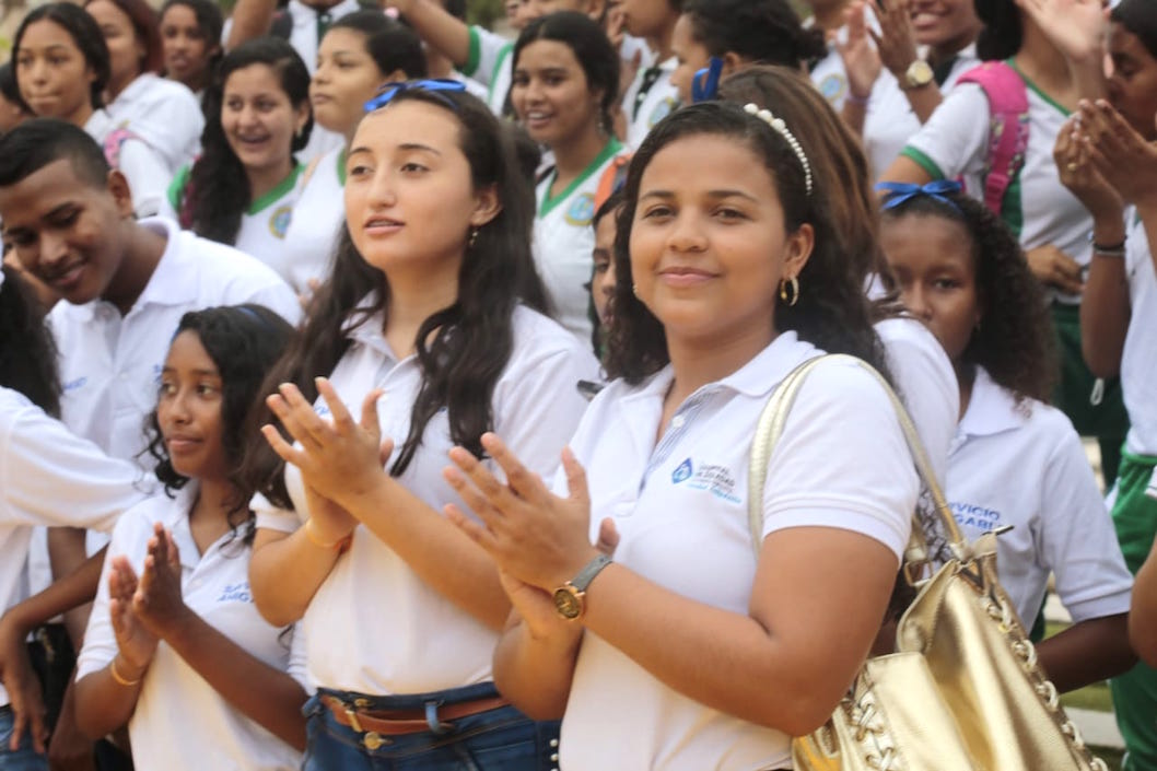 Jóvenes animando en las competencias.