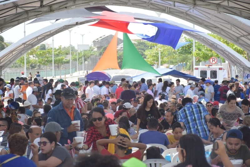 Masiva asistencia de los barranquilleros a la Calle del Sabor.