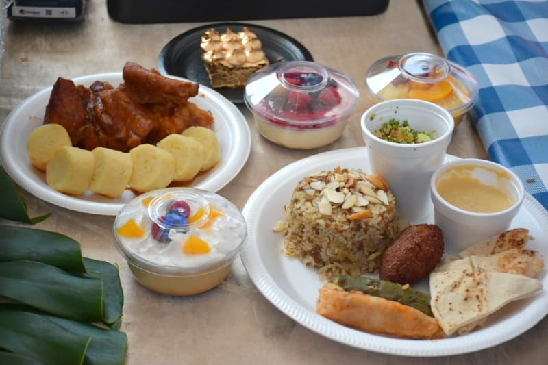 La comida árabe también estuvo presente en las mesas.