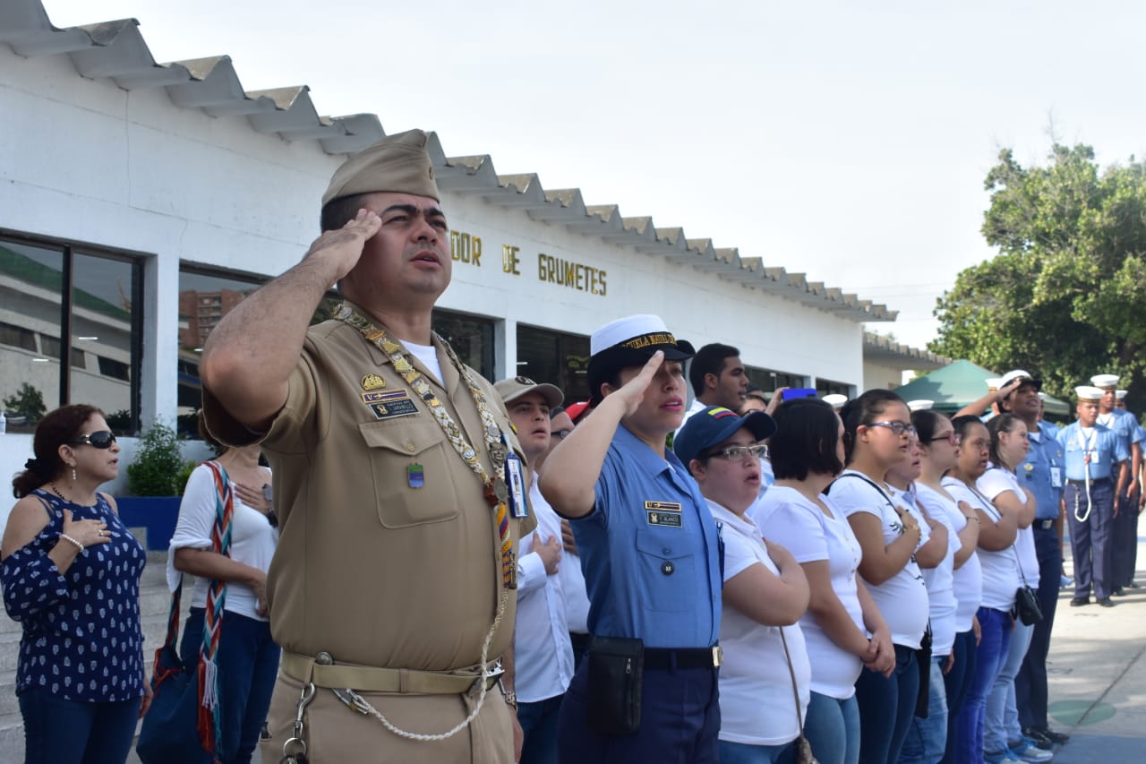 Niños rindieron homenaje a los símbolos patrios.