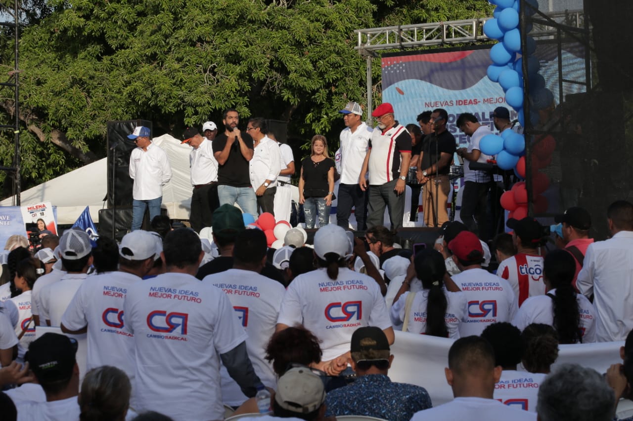 El Senador Arturo Char junto a la candidata a la Gobernación del Atlántico Elsa Noguera.