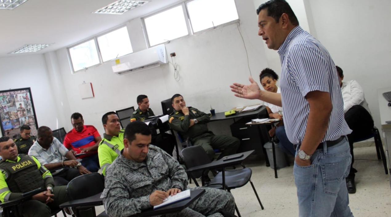 El alcalde Efraín Bello dio a conocer el ofrecimiento de la recompensa al termino de un Consejo de Seguridad realizado en la Estación de Policía de Malambo.