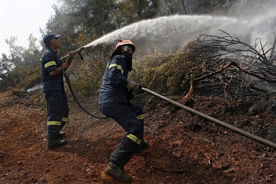  En la últimas 24 horas, los bomberos han intervenido en mas de 60 incendios de diversa consideración en todo el territorio griego.