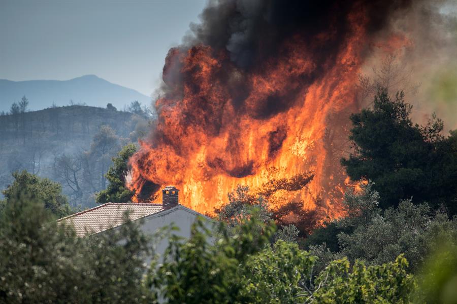 Las llamas alcanzaron las antenas que coronan el monte de Imittós, cuya cima alcanza algo más de 1.000 metros, y la batalla de los bomberos se centró con éxito en evitar que tomaran curso hacia la ciudad.