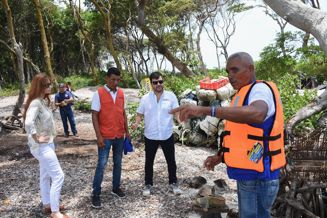 El aspirante Jaime Pumarejo dialogando con los actores.