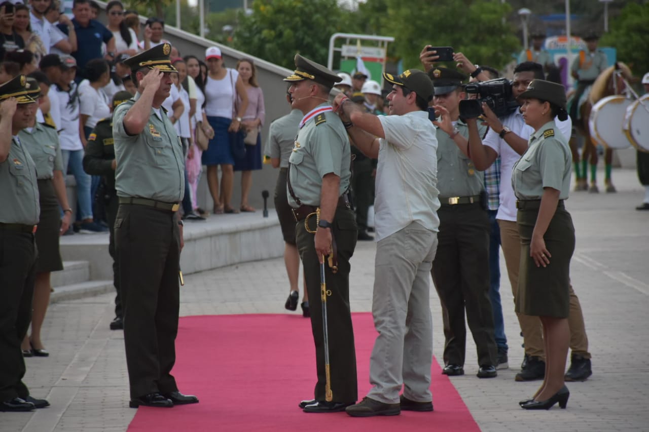 Alcalde Char condecora al brigadier general Mariano Botero Coy.