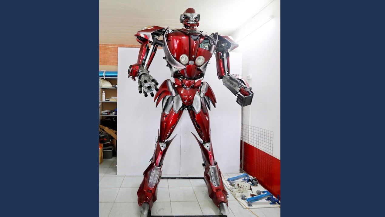 Robot One hecho a partir de desechos plásticos de antaño. vehículos como motos y automóviles. 