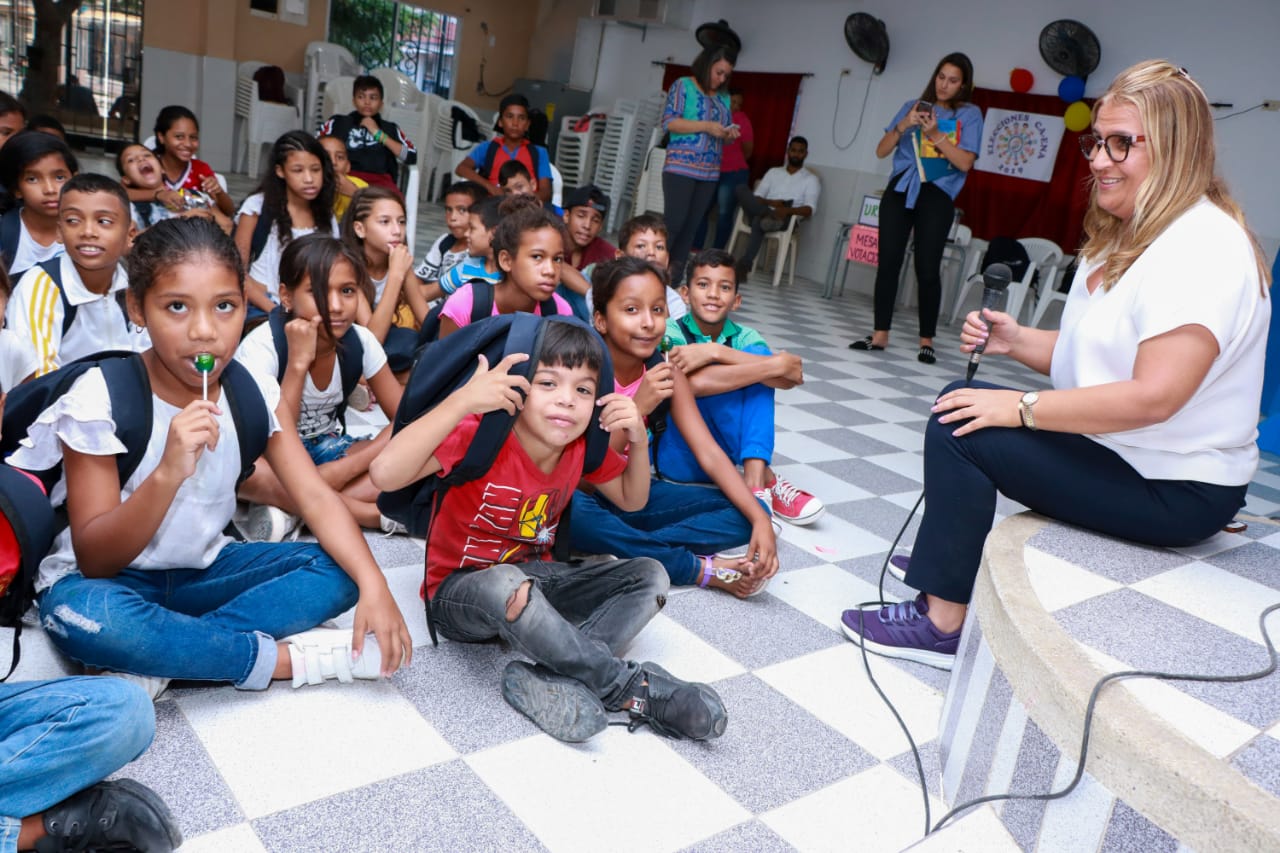 La secretaria de Educación, Bibiana Rincón junto a los niños migrantes.