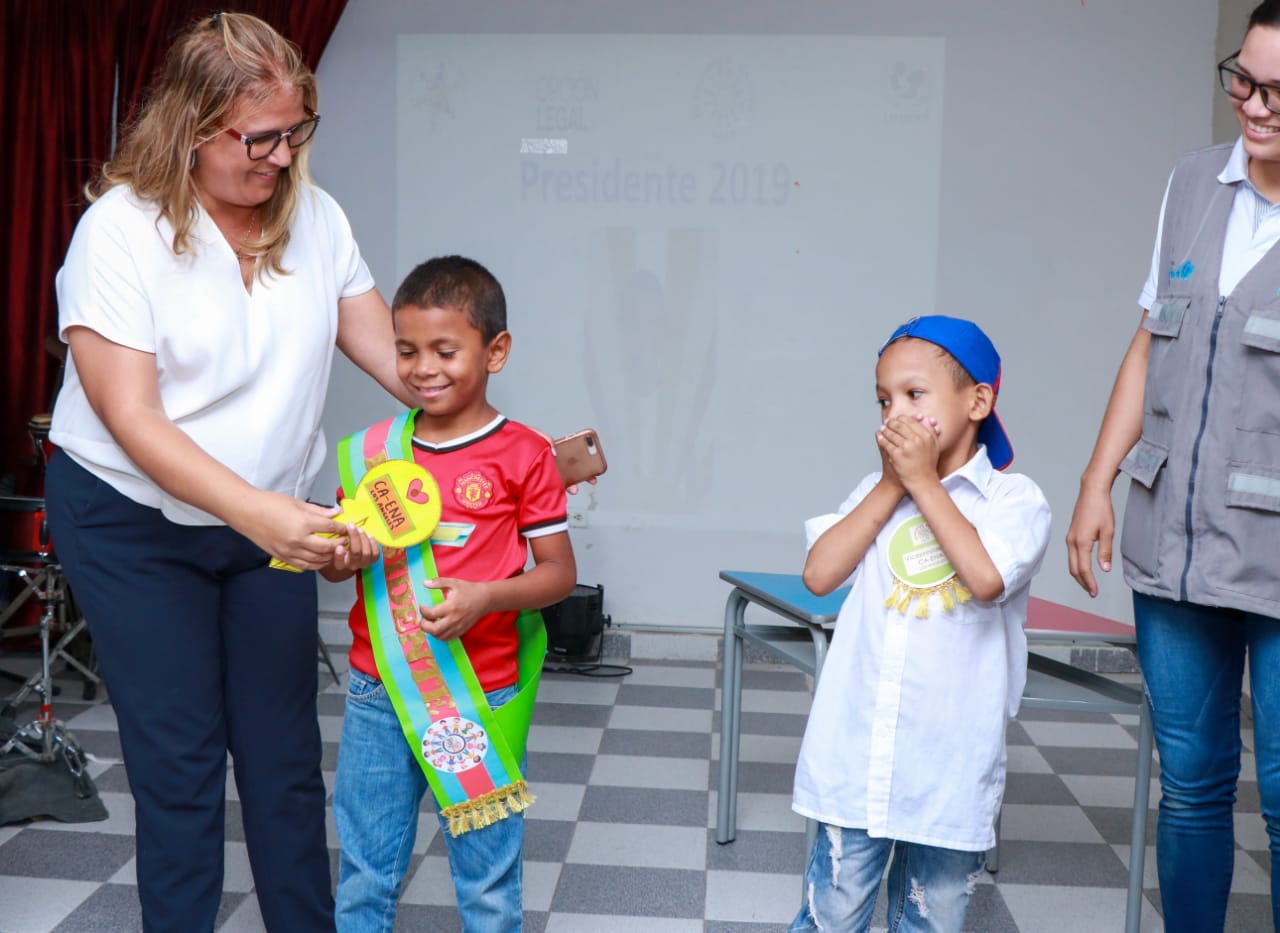 La secretaria de Educación, Bibiana Rincón junto a los niños migrantes.
