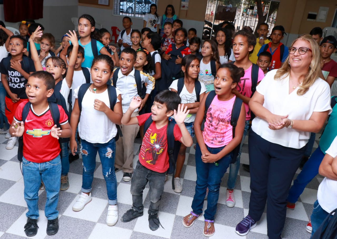La secretaria de Educación, Bibiana Rincón junto a los niños migrantes.