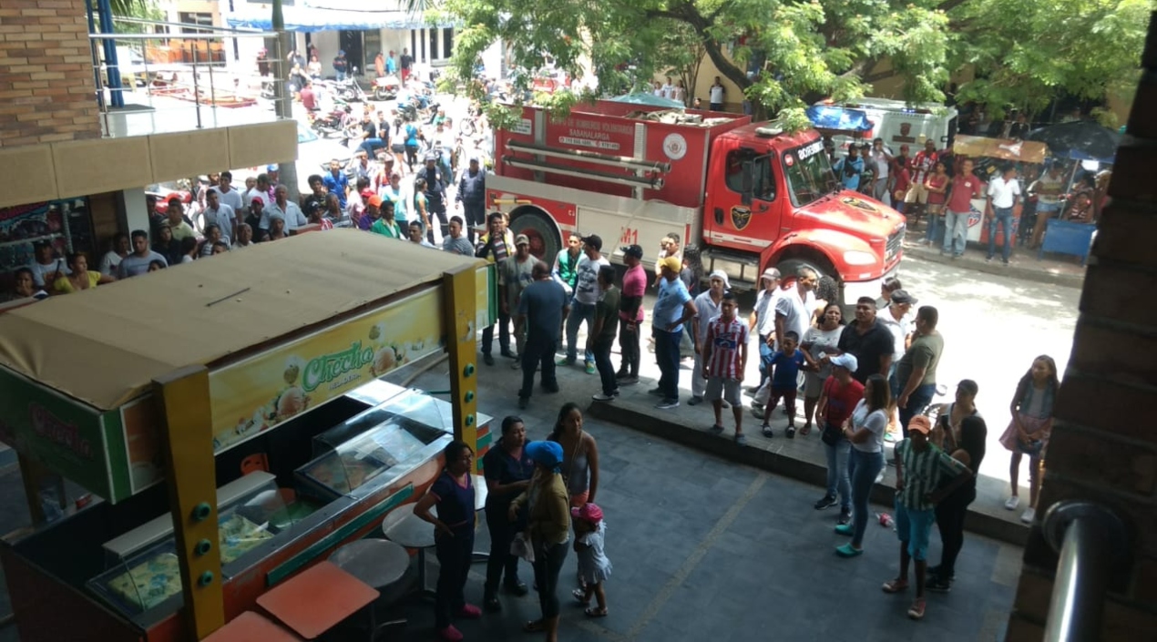 Curiosos en el lugar del incendio.