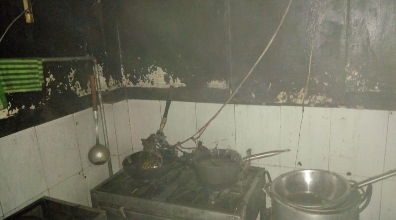 Así quedó parte del asadero tras el incendio.