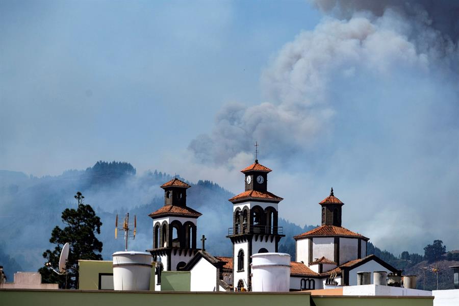   Las condiciones atmosféricas favorecen la propagación del fuego por barrancos muy estrechos de una zona elevada y dificultan la extinción: temperaturas altas, vientos cambiantes de unos 50 kilómetros por hora y una humedad inferior al 30 por ciento. 