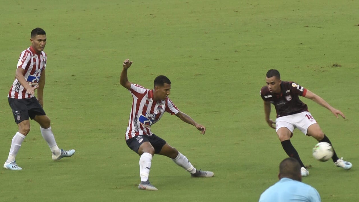 James Sánchez neutralizando la llegada de Daniel Giraldo.