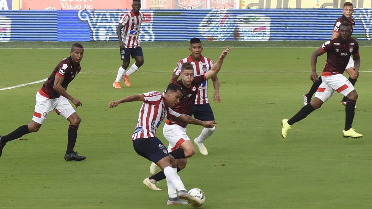 James Sánchez en jugada ofensiva.