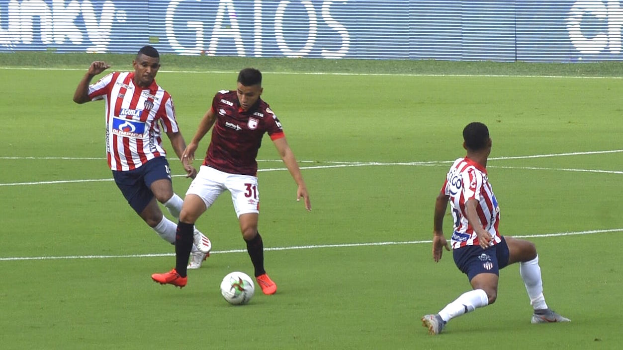 Jhon Velásquez intentando eludir a Luis Narváez y James Sánchez.