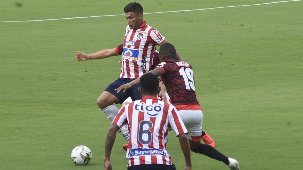 Teófilo Gutiérrez sacando la marca de Fabio Burbano.