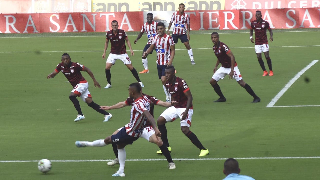 Freddy Hinestroza enfrentando el muro santafereño.