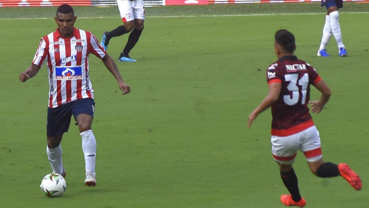 Luis Narváez enfrentando a Jhon Velásquez.