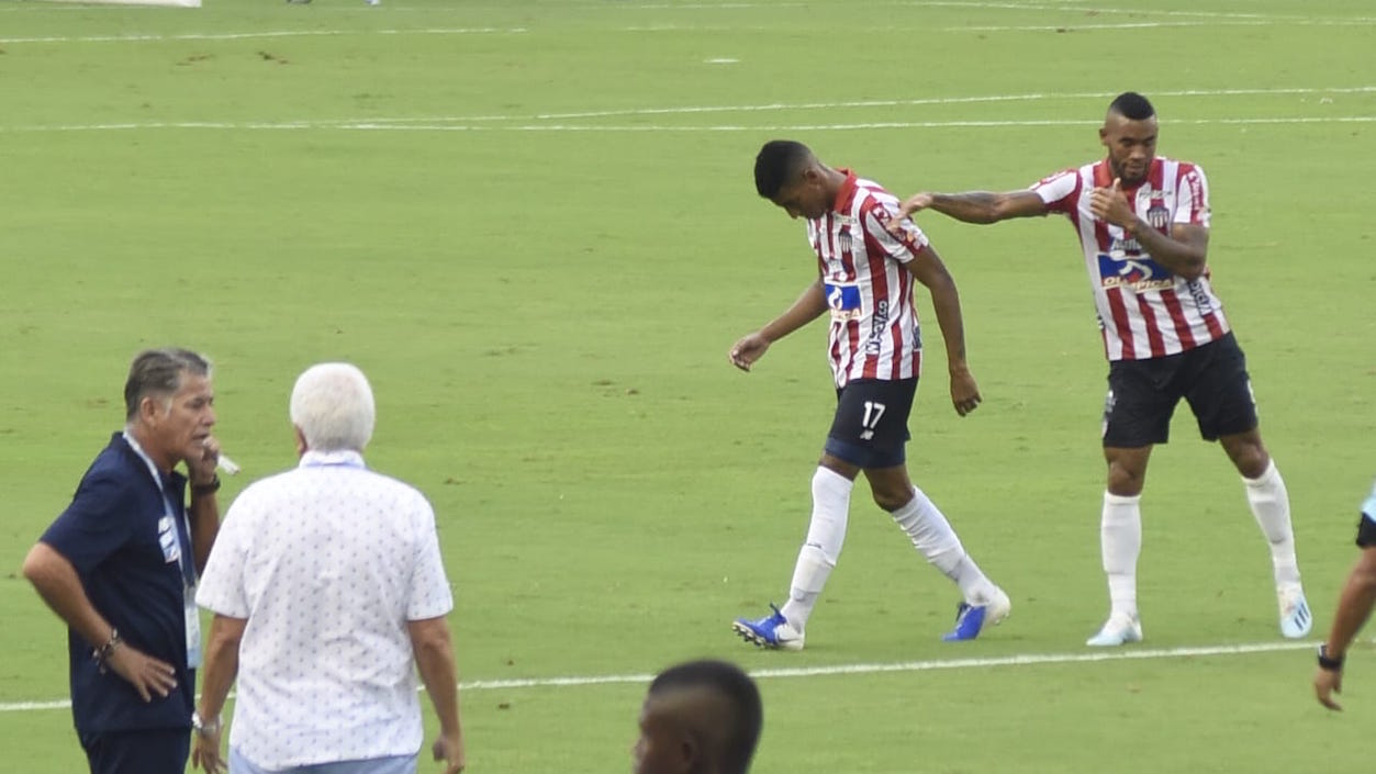 El lateral Gabriel Fuentes sale expulsado del partido.