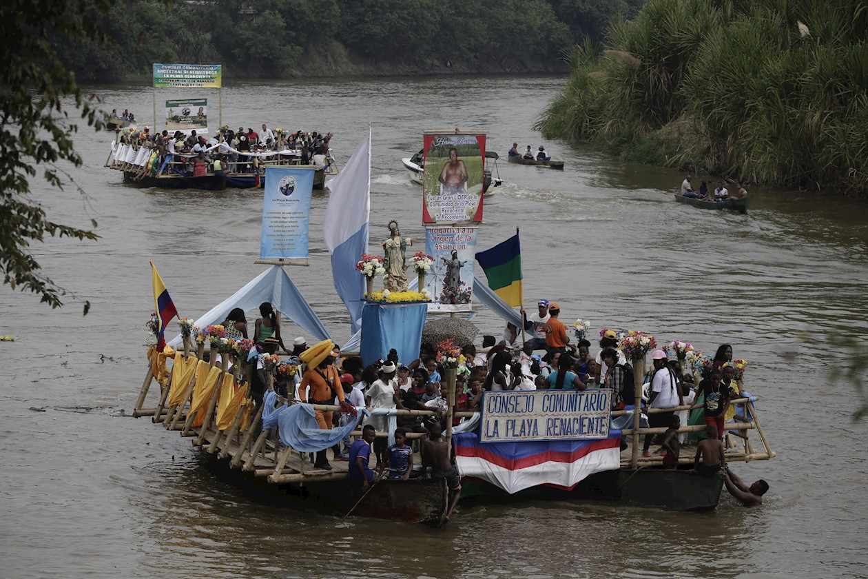 Recorrido en balsas por el río Cauca, con la imagen de la virgen de la Asunción.