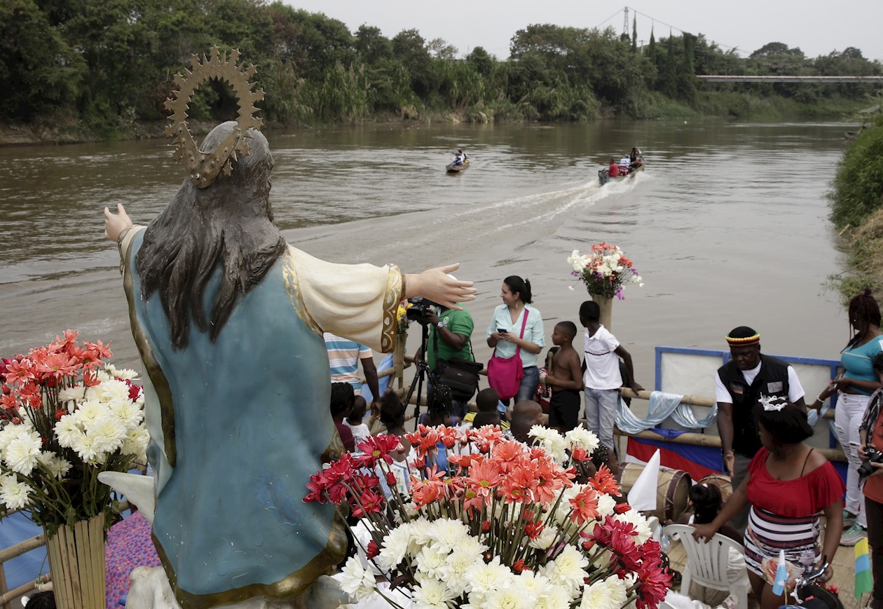 Recorrido en balsas por el río Cauca, con la imagen de la virgen de la Asunción.