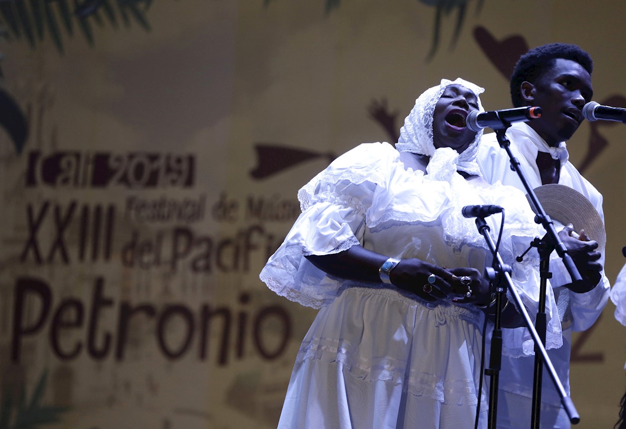 Agrupaciones de música folclórica se presentan en el marco del festival.