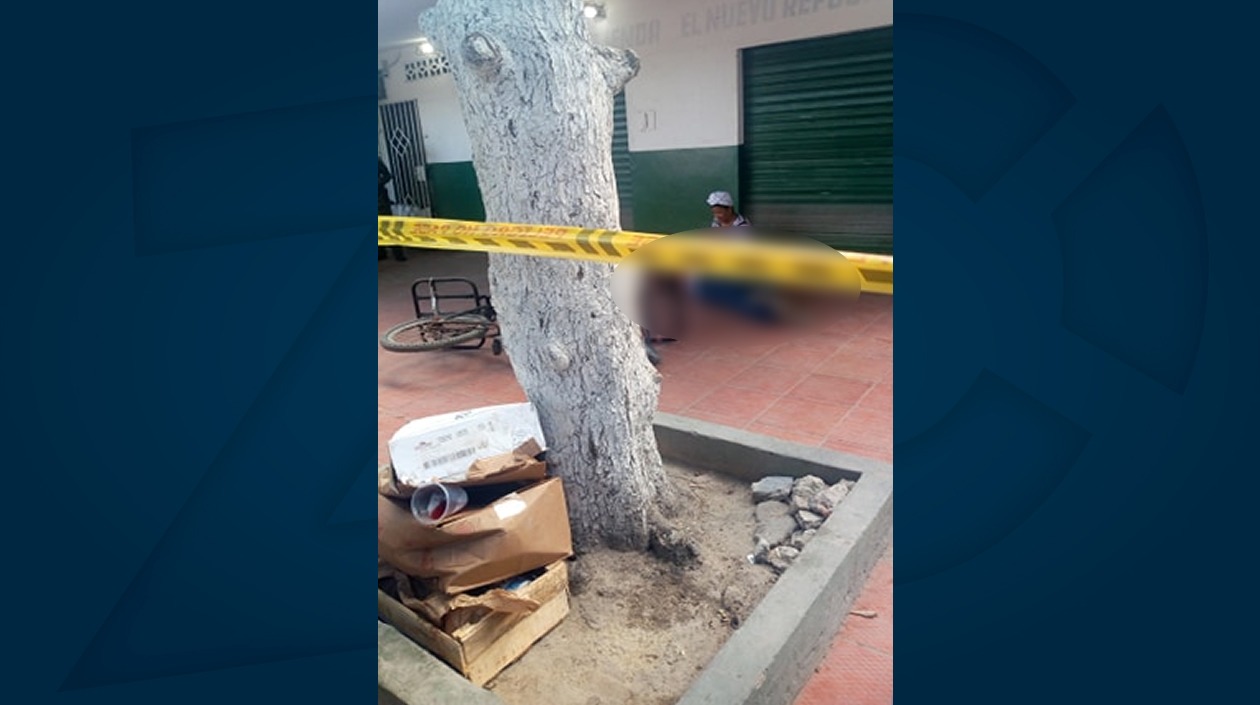 El hombre quedó tendido en la terraza de una tienda del sector.