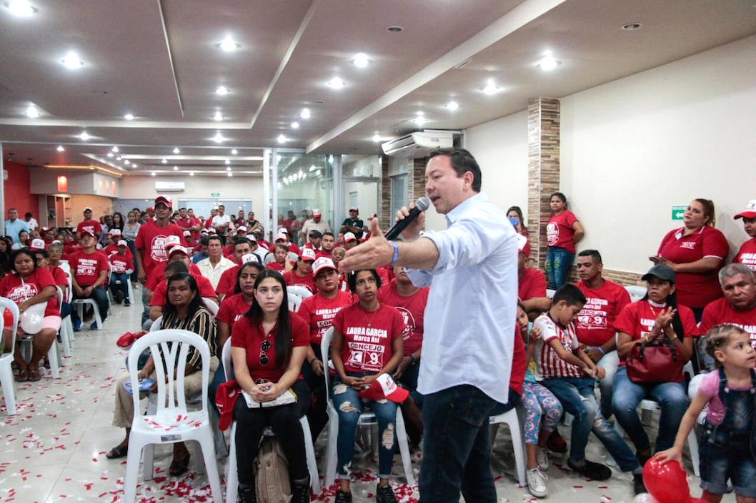 El aspirante William Torres dirigiéndose al público.